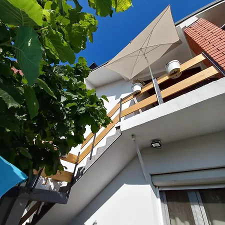 Bas Bastica Homestay *